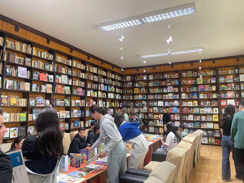 La finalul cursului de educație financiară, elevii s-au retras în bibliotecă, acolo unde bibliotecara le-a pregătit o serie de cărți noi. Foto: Lavinia Niță / PressOne