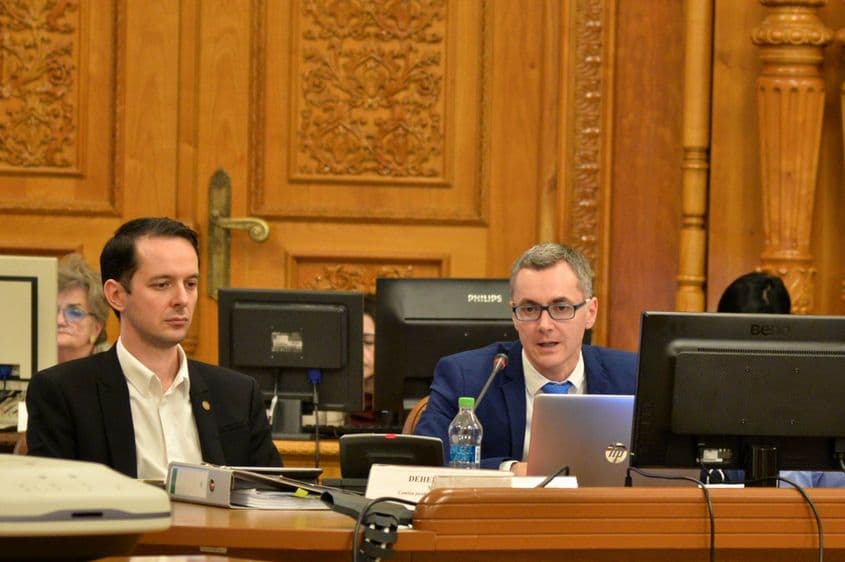 Deputatul Stelian Ion (cu ochelari), la lucrările Comisiei juridice. Foto: Lucian Muntean