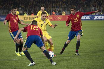 O imagine pe care Adi Popa n-o va uita. "Șeptarul" României e înconjurat de Sergi Roberto, Nolito și Jordi Alba.
