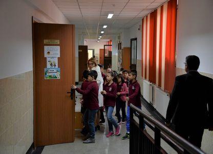 Masa caldă în școli: politică educațională pentru copii, dar și sprijin economic pentru femei