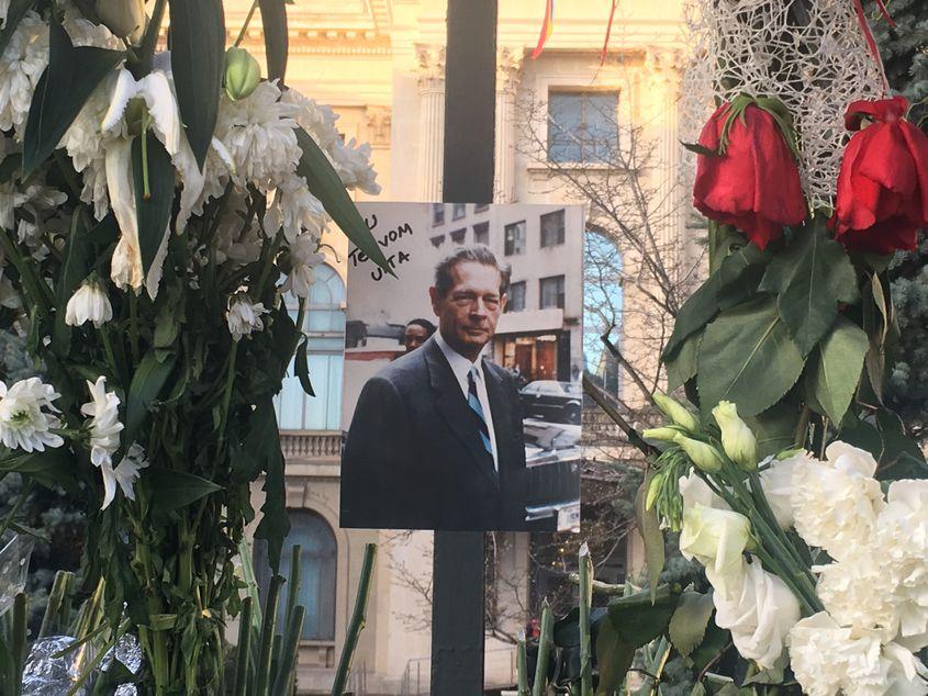 Mesaj lăsat la porțile Palatului Regal. Fotografii: Iulia Marin