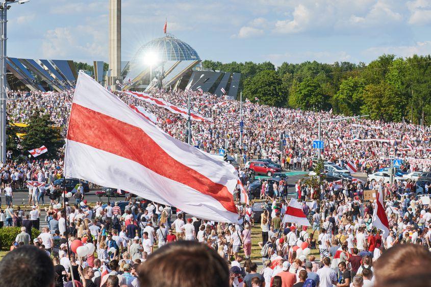 Minsk, Belarus, 16 august 2020. Mii de oameni au participat la un protest pașnic pentru o schimbare constituțională a puterii și alegeri corecte. Foto © Dmitry Kalinovsky | Dreamstime.com