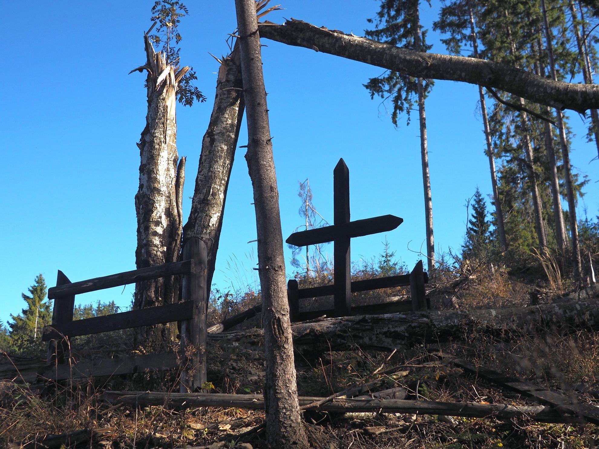 Pe o culme, într-o zonă defrișată, am dat peste mormântul anonim al unui probabil muncitor forestier.