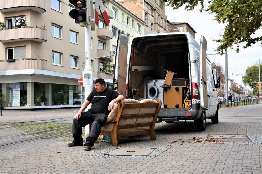Căratul mobilei e muncă grea; orice răgaz e bun.