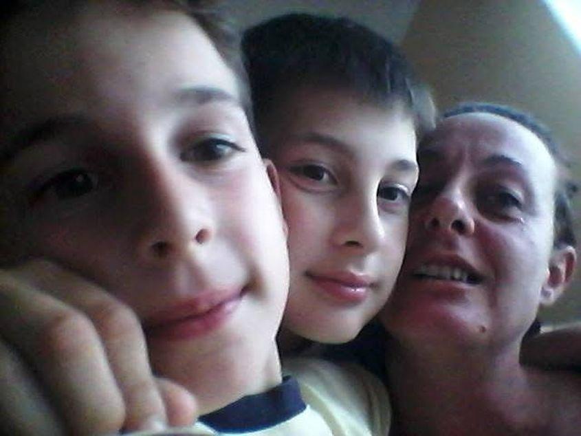 Elias, Luca și mama băieților în 2018. Sursă foto: Facebook