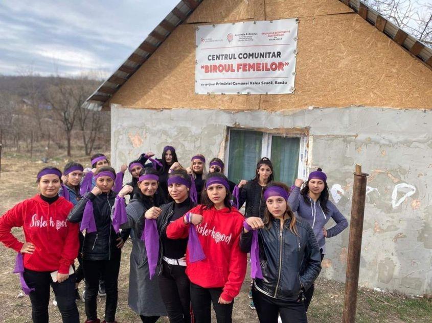 Flash-mob „Violatorul ești tu” organizat de grupul de tinere din Valea Seacă. FOTO E-Romnja