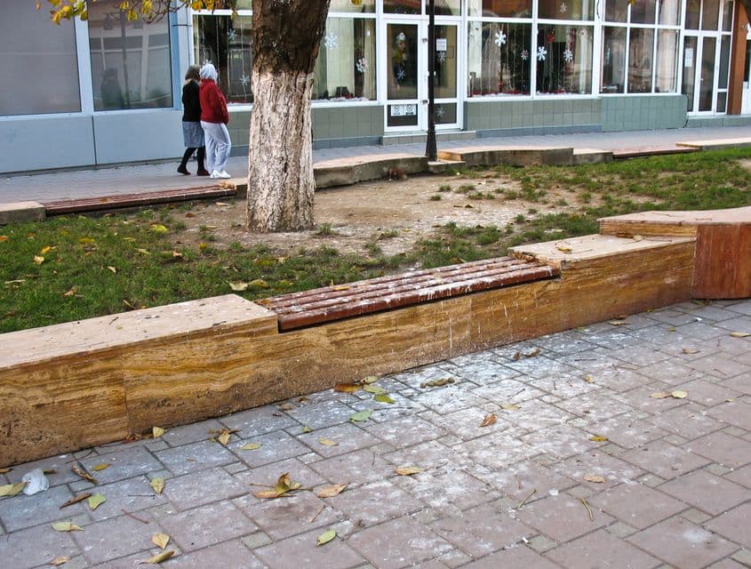 27 decembrie 2015. Băncuța albită de sub castanul din fața fostului magazin Romarta.