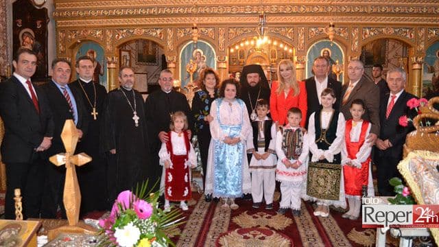 Preotul Petru Itineanțu (al patrulea din stânga), alături de fruntași PSD și de episcopul Caransebeșului.