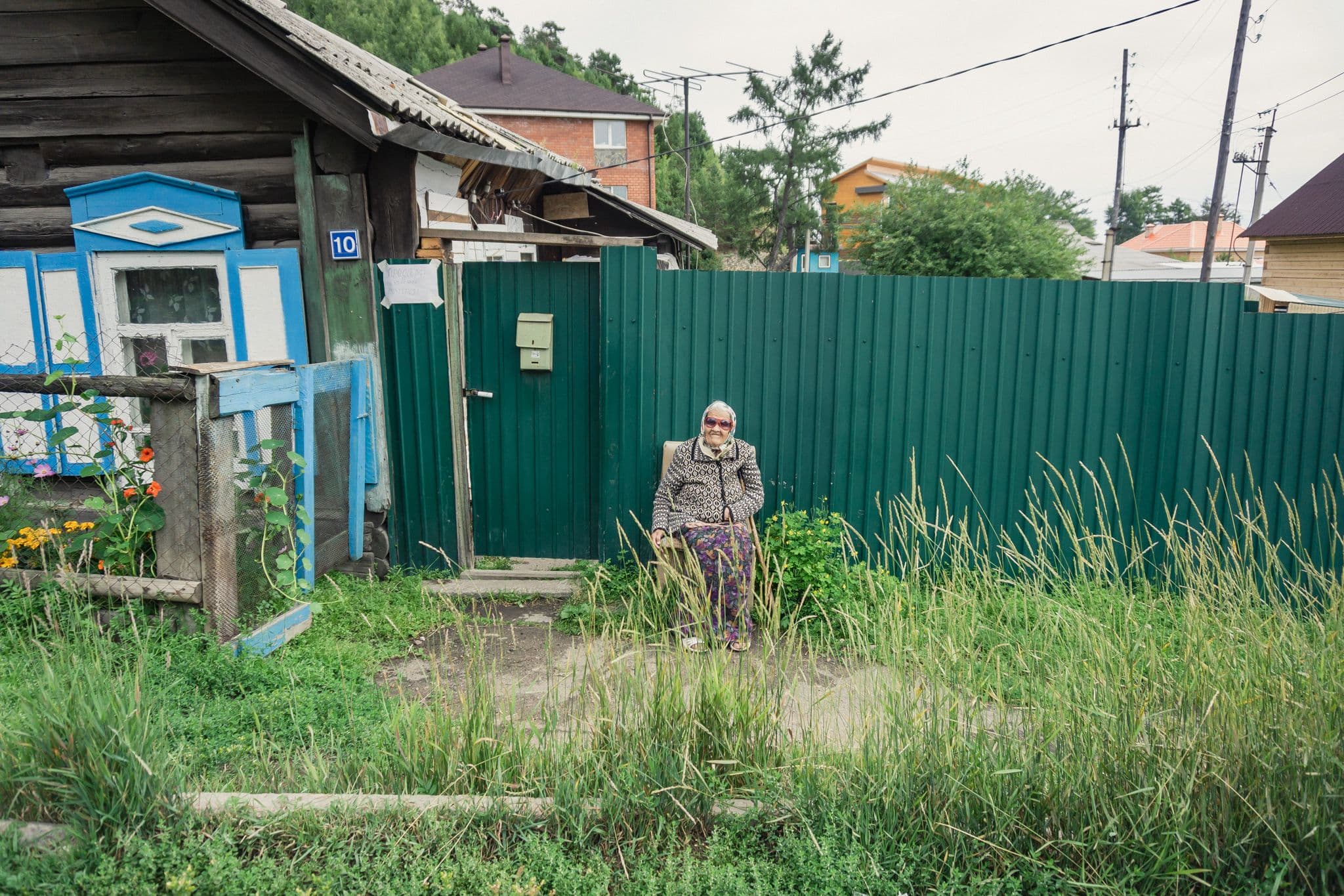 Între Moscova și această bătrână din Listvyanka, un orășel de lângă lacul Baikal, sunt mai mult de 5000 de kilometri. Foto: Ioana Epure