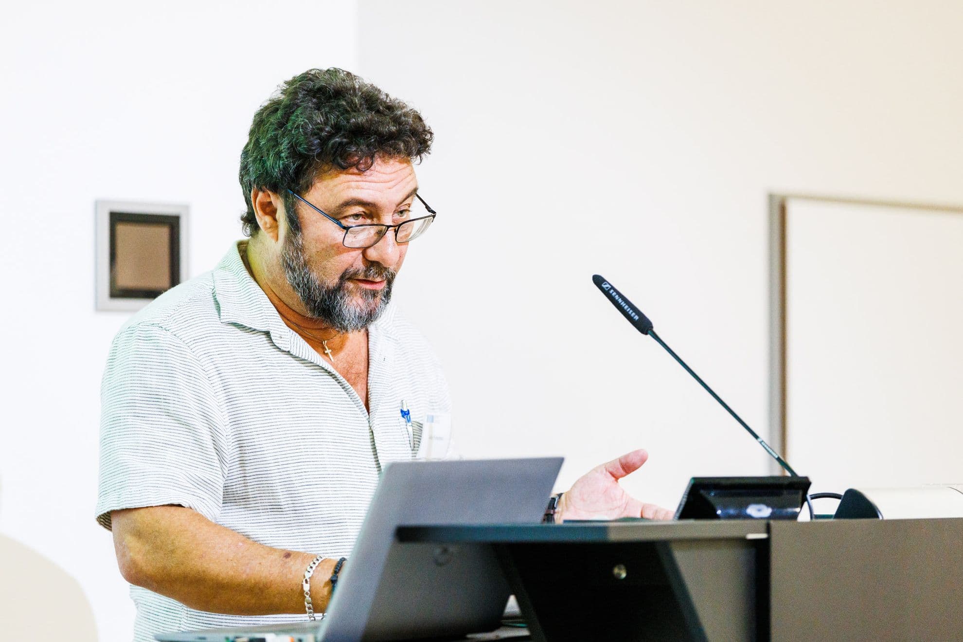 Alin Fumurescu, associate professor la University of Houston, a făcut parte din Comisia externă de experți care decis că teza de doctorat a lui Lucian Bode, fostul ministru de Interne, și-a plagiat teza de doctorat. FOTO: RRA