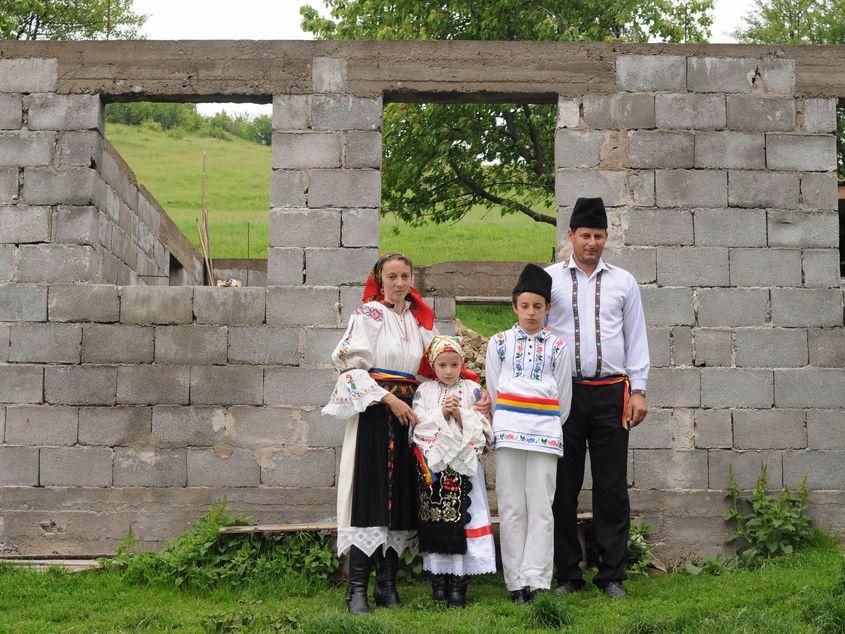Familie din satul Rogojel, judeţul Cluj, în 2015. Foto: Lucian Muntean