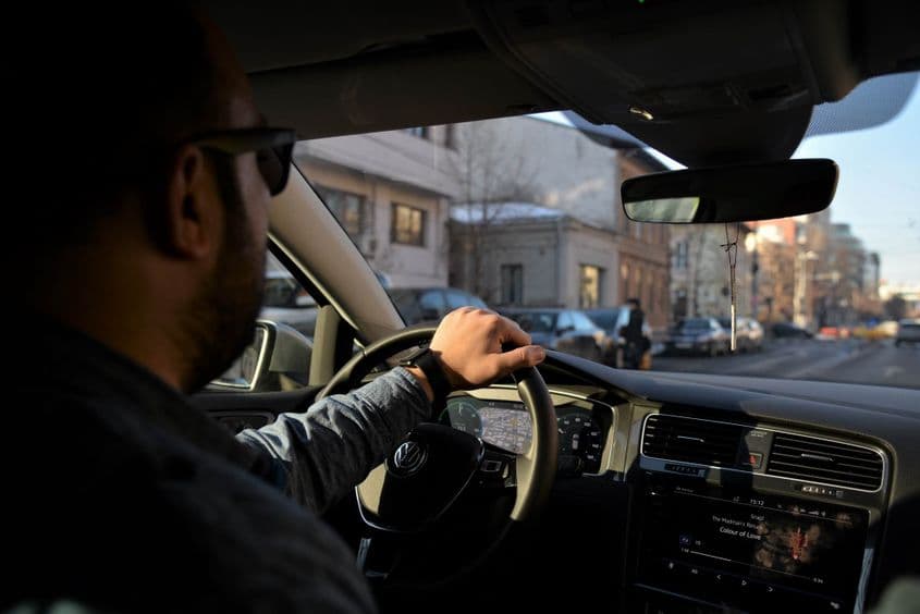 „M-am speriat când am văzut cât mă costă motorina”, își amintește Andrei Mircea ziua în care s-a gândit că mașina electrică ar putea fi o alternativă. Foto: Lucian Muntean