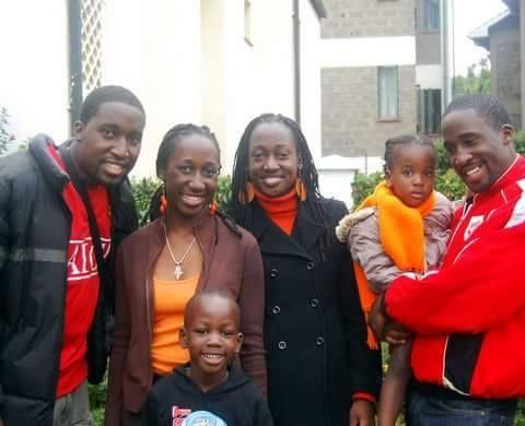 Joanne, sora și frații ei, alături de nepoți. Foto: Arhiva personală