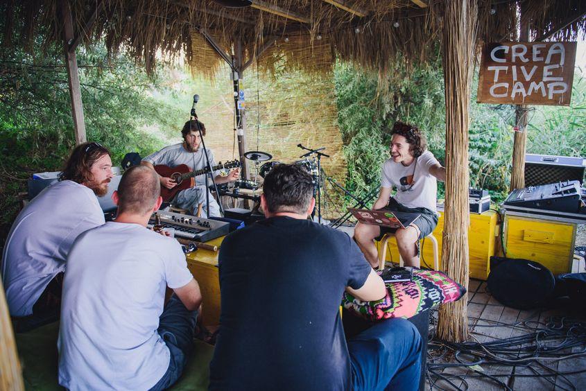 Bean, într-o sesiune de creație împreună cu ceilalți artiști din camp. <em>Foto: Ioana Epure</em>