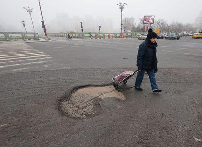 VIDEO. Dintr-o groapă în alta. De ce se strică asfaltul iarna