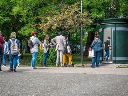 Lipsa toaletelor publice din București: „Contribuția la buget e că ne ținem mai mult pe noi până acasă”