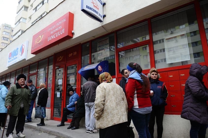 „Eu zic că salariul ăsta e de mizerie, ce-l primim de la Poștă. E adevărat că mai primim un leu, doi, cinci lei, fiecare pe teren, dar asta e pe merit. Fiecare cum merită. Ciubucul există, că există”, povestesc poștașii români. Foto: ANGELO BREZOIANU / AGERPRES FOTO