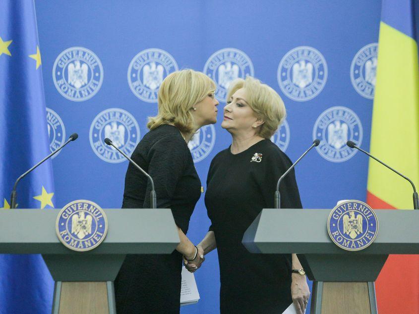 30 ianuarie 2018. Comisarul european Corina Creţu (în stânga) şi premierul Viorica Dăncilă, după întâlnirea în care s-a discutat şi despre întârzierea proiectului spitalelor regionale. Foto: George Călin / Inquam Photos