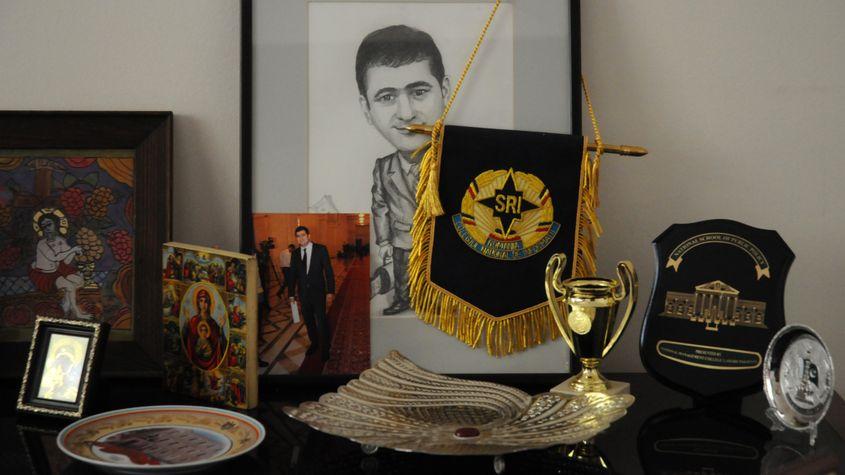 Icoane și un fanion de la SRI, pe biroul deputatului. Foto: Lucian Muntean