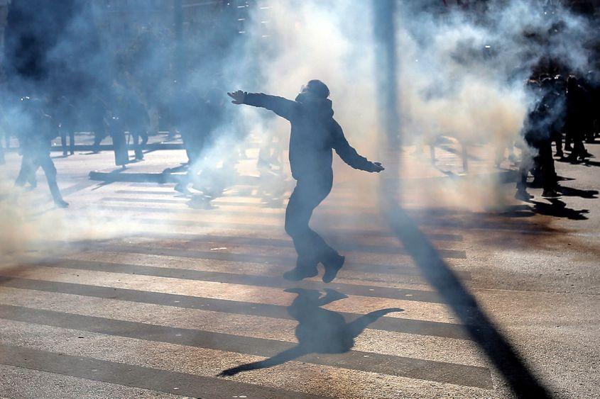Peste 60.000 de oameni au protestat pe 8 martie în Atena împotriva condițiilor care au dus la tragedia feroviară de pe 28 februarie, soldată cu 57 de morți. Foto: EPA/ORESTIS PANAGIOTOU