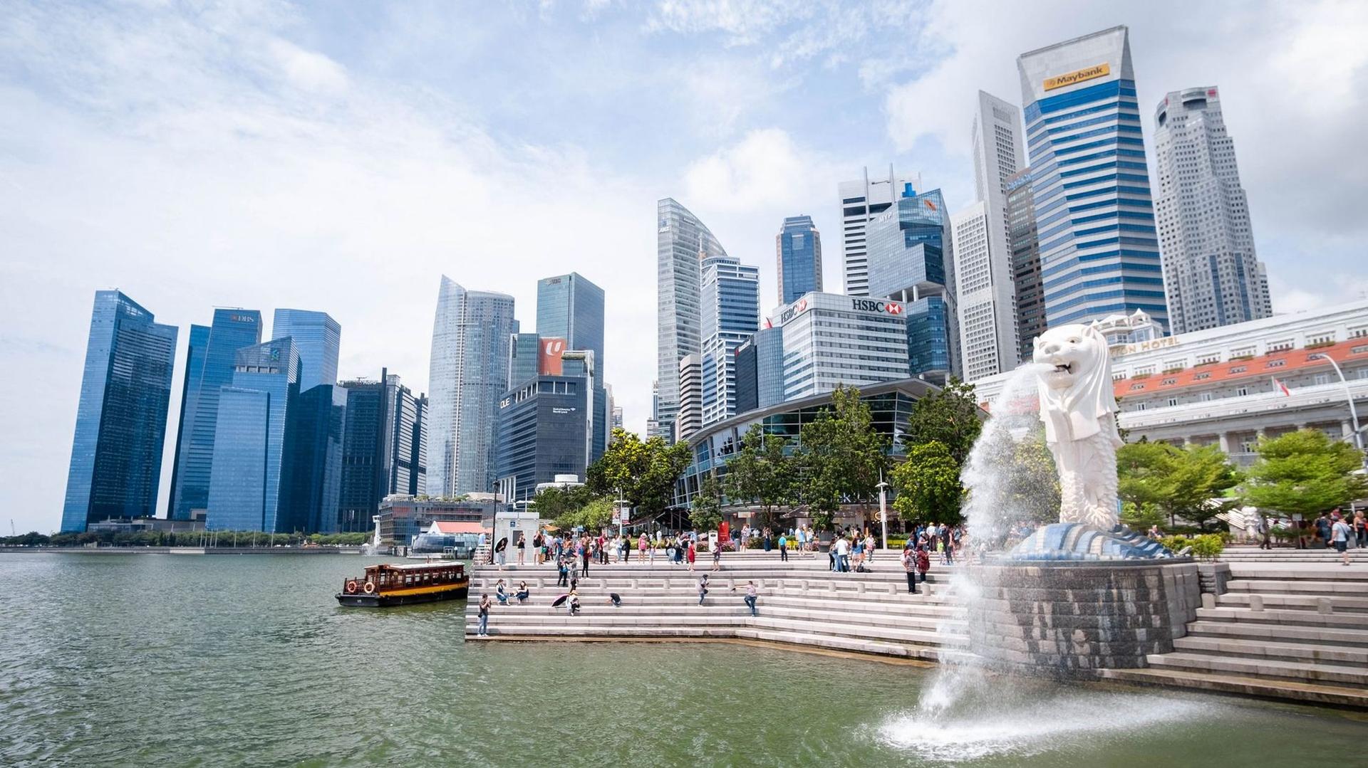 Panorama orașului Singapore. Oamenii duc un trai de un nivel foarte ridicat printre clădirile ultramoderne ale orașului. Foto: Tummakorn Kaosansuk | Dreamstime.com