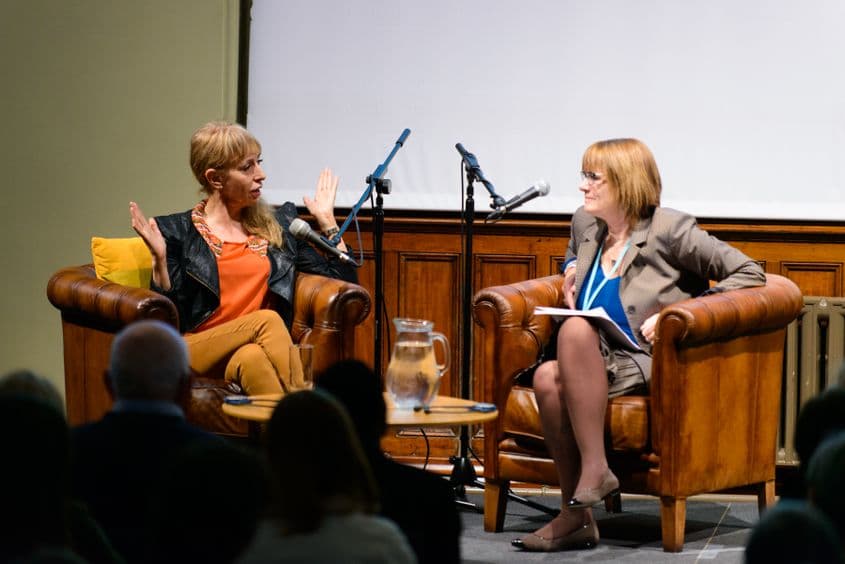 Cercetătoarea Susan Greenfield (în stânga), în timpul unui interviu în 2013. Foto: National Assembly for Wales