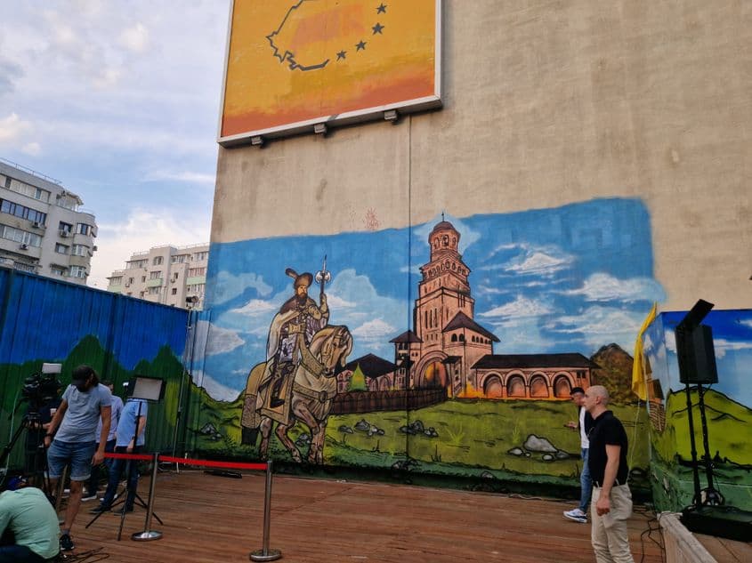 La sediul AUR, aproape că nu există perete pe care să nu fi fost pictat un personaj sau un eveniment istoric. Foto: Răzvan Filip