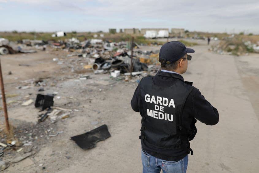 Comisari ai Gărzii Naționale de Mediu, împreună cu Poliția și Jandarmeria, descind în localitatea Sărulești din județul Călărași, pentru identificarea și sancționarea activităților ilegale din domeniul gestionării deșeurilor, joi 22 septembrie 2022. Inquam Photos / George Călin