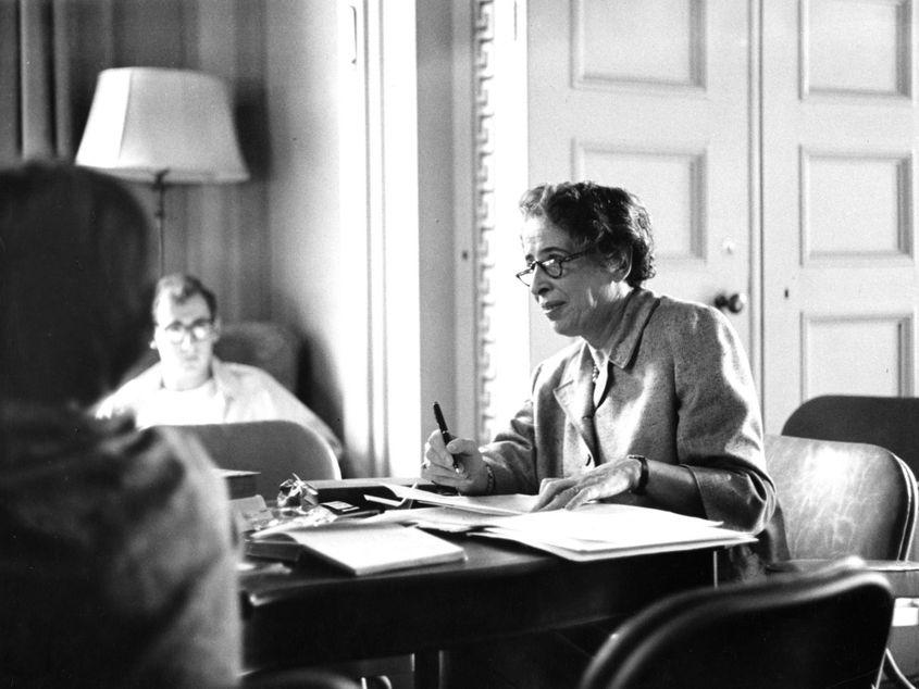 Hannah Arendt s-a născut în 1906 la Hanovra și a murit în 1975 la New York, unde se stabilise în timpul războiului.