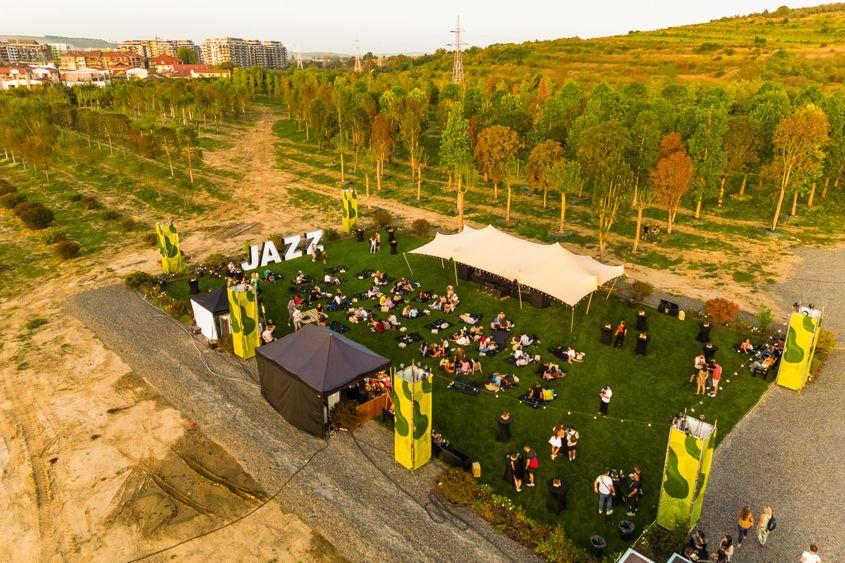 Copacii care vor fi plantați pe amplasamentul de la Carbochim sunt deja aclimatizați în pepiniera USAMV Cluj. Un eveniment privat, finanțat de Iulius Mall a fost deja organizat acolo. Foto: Vlad Cupşa