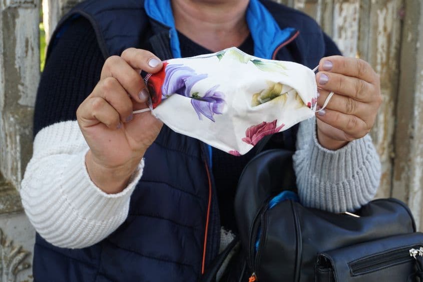 Flori lucrează la fabrica de textile din Turnu Măgurele și a confecționat mai multe măști pentru ea și pentru vecini. Foto: Maria Tufan
