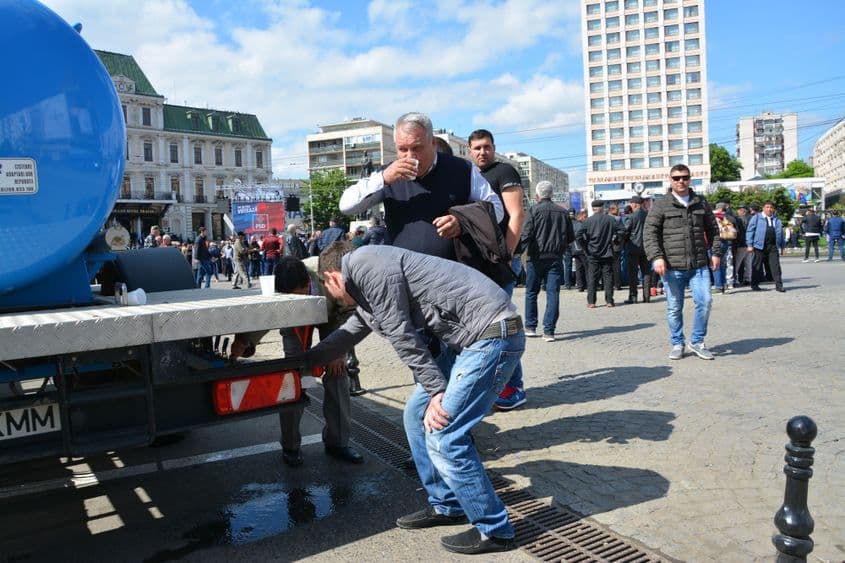 Dacă n-a sabotat nimeni mitingul PSD turnând spirt în cisternă, demonstranții au băut apă plată cu lămâie, ca opoziția