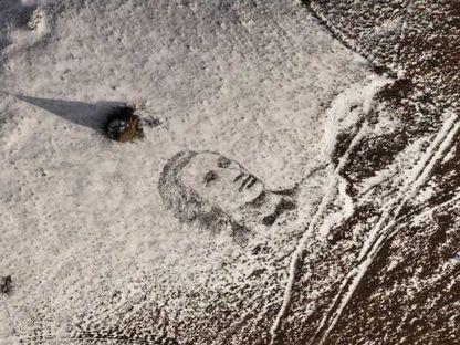 Știri din cealaltă Românie. În Valea Jiului, un artist a făcut un portret al lui Eminescu pe zăpadă, iar în Iași primăria vrea să interzică aparatele de aer condiționat și sârmele de rufe de pe fațade