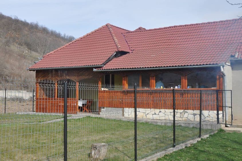 Casa din Tăuţi (Alba) pentru care Marcel plăteşte rate până la adânci bătrâneţi.