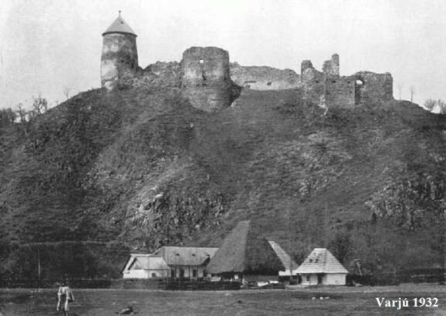 Cetatea Bologa, în apropiere de Muntele Vlădeasa, și împrejurimile ei, în 1932. E tot un domeniu descris în Trilogia Transilvană. Deși au trecut mai bine de 15 ani de la Unire, situația satelor din Transilvania nu s-a schimbat. Oamenii trăiau, în continuare, în întuneric și sărăcie.