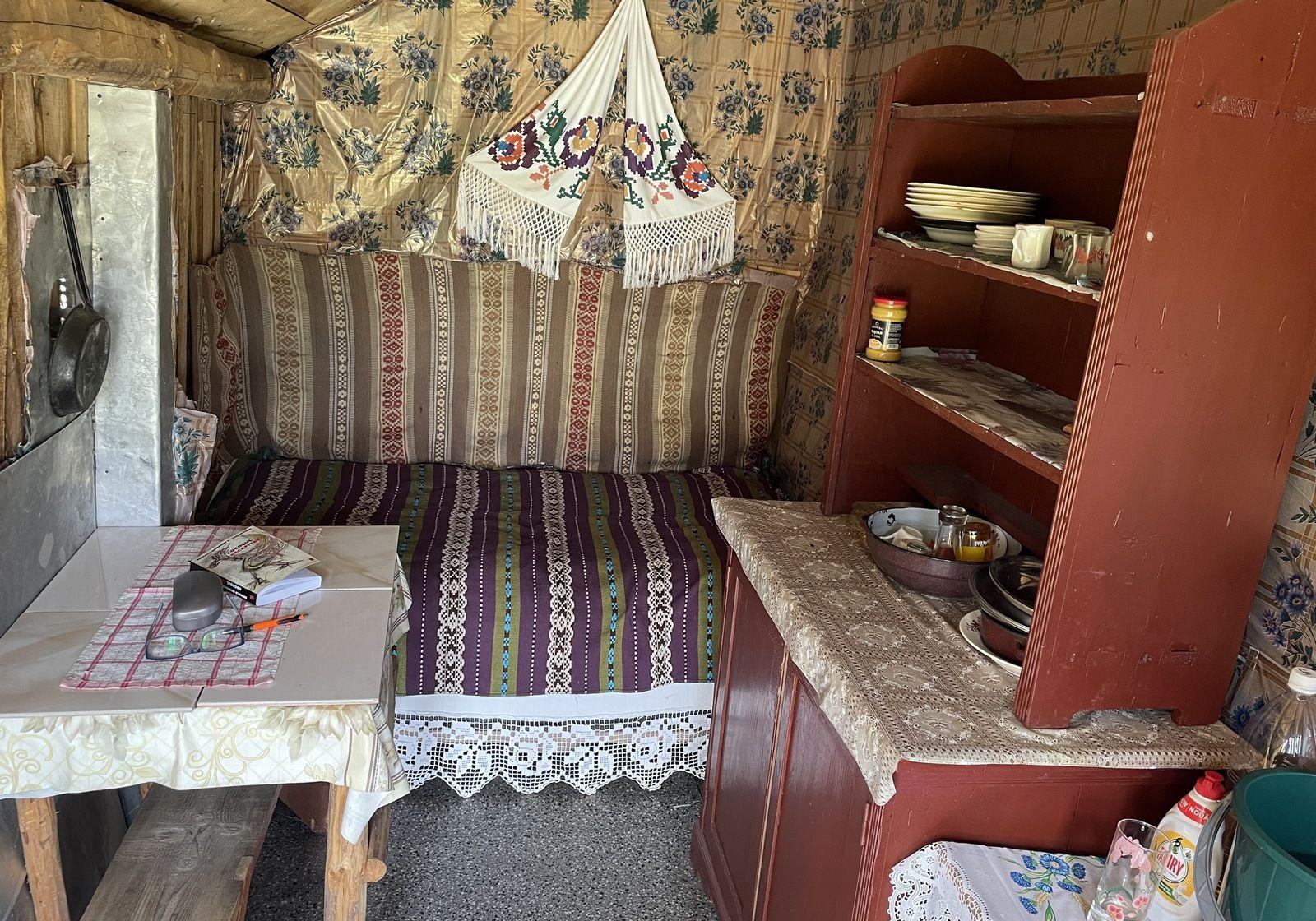 Interiorul minimalist al bucătăriei de vară.