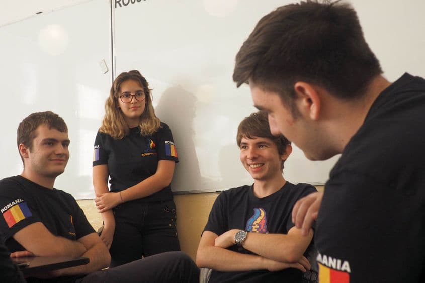 Roxana Ursu e junioara echipei de robotică. E în clasa a VII-a.