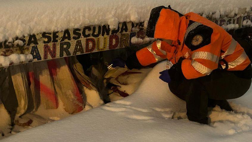 Voluntarii de la Carusel au găsit persoane îngropate în zăpadă FOTO: Carusel