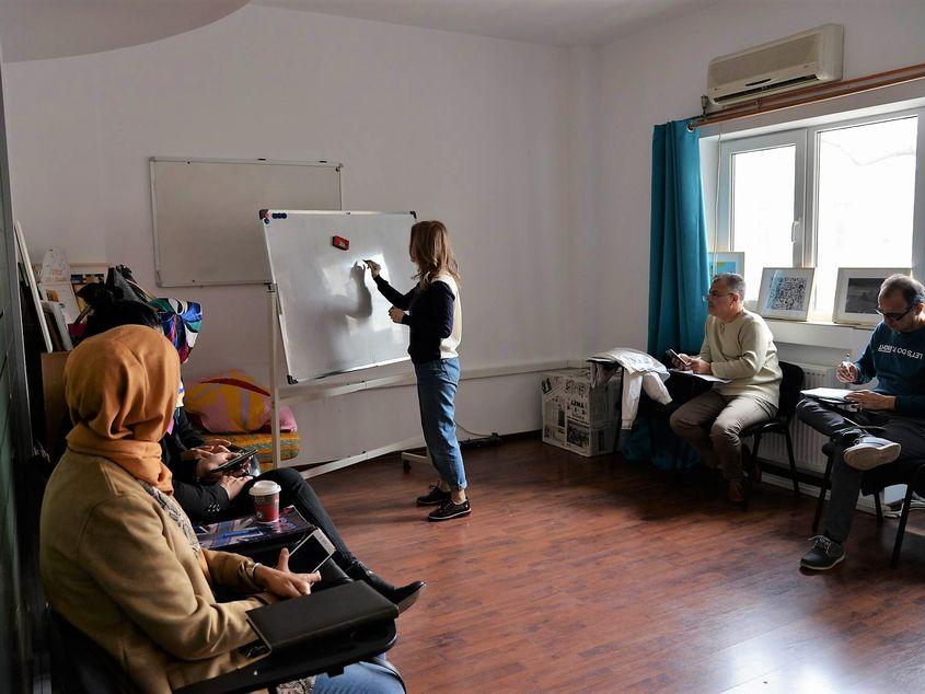 Cea mai mare provocare în integrarea refugiaților care au rămas în România rămâne bariera lingvistică. Foto: Lucian Muntean