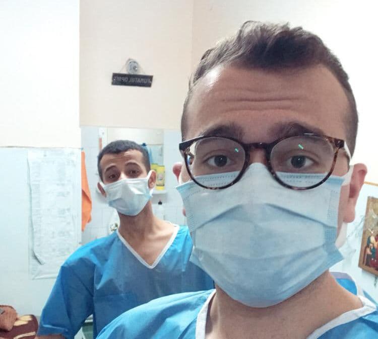 Mohamad (dreapta) și Ebrahim (stânga), studenții refugiați voluntari la Spitalul Municipal de Urgență din Timișoara. Foto din arhiva personală