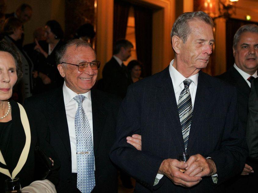 FOTODOCUMENT. Doi rivali ai istoriei noastre recente, Regele Mihai și Ion Iliescu. Fotografia este din 2006, când Ion Iliescu a participat la spectacolul de la Ateneu organizat în onoarea Regelui, care împlinea 85 de ani. Foto: Lucian Muntean