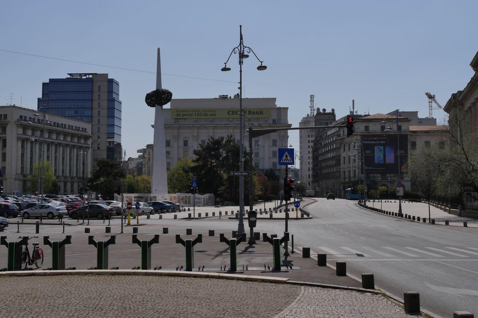 Piața Revoluției din Capitală este o imensă parcare, un loc betonat în care turiștii se simt stingheri printre mașini. Tot acest spațiu ar trebui redat pietonilor prin construcția unor parcări subterane, iar cel puțin o parte din el ar putea fi transformat în parc urban. Foto: Lucian Muntean.