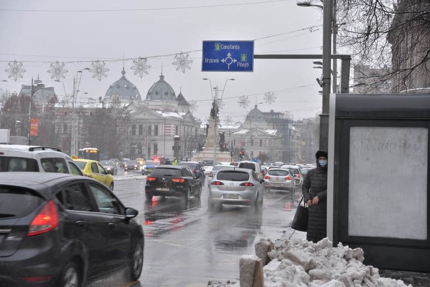 Trafic aglomerat în zona Piața Universității. Foto: Lucian Muntean