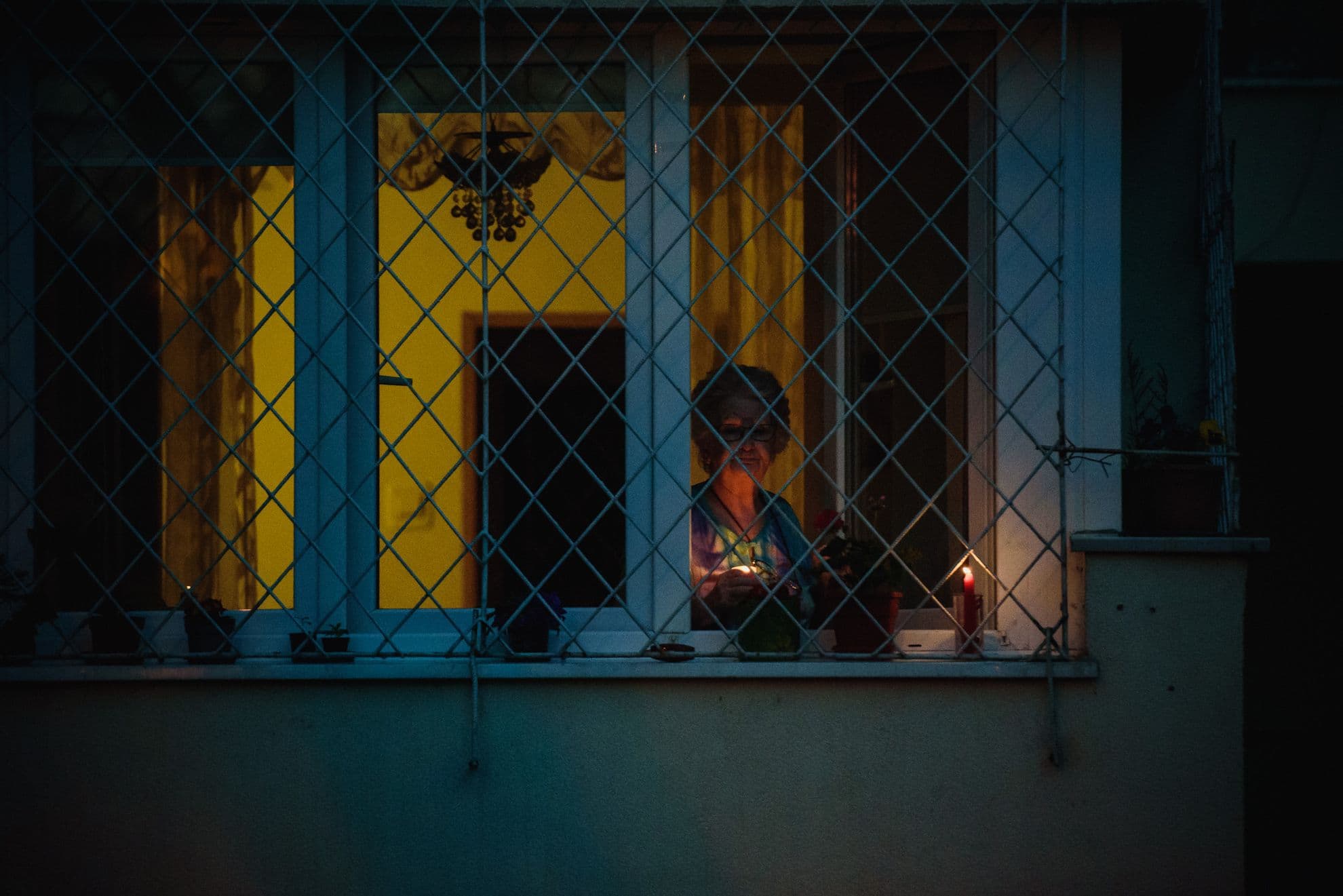 La ferestre, bătrânii se bucură mai mult ca oricine.