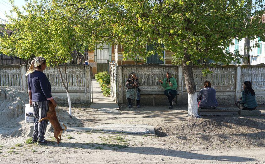 Discuțiile "la drum" în vremea pandemiei le țin pe femei la distanță și le obligă să vorbească mai tare. Foto: Maria Tufan
