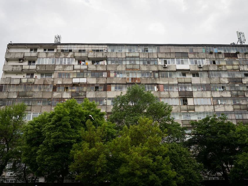 Un bloc în apropierea căii ferate abandonate, în Ferentari, București, pe 15 mai 2023.