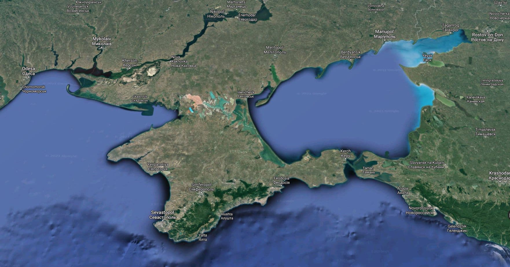 Pentru a asigura o legătură pe uscat cu Crimeea, armata rusă ar trebui să cucerească tot segmentul litoral dintre granița de lângă Mariupol și până la Skadovsk. <br>Mai la nord de acest ultim oraș se află Nova Kakhova, zona din care vine canalul ce ar permite irigarea din nou a Crimeei. Foto: Google Maps