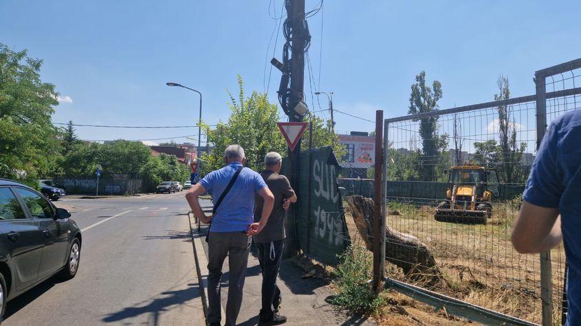 Eugen Stănculescu (tricou albastru) face cale întoarsă când vede că reporterul PressOne vrea să-l fotografieze. Sursă foto: Răzvan Filip