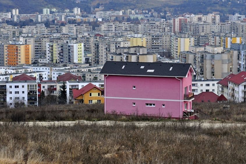 Cartierul muncitoresc Mănăștur din Cluj cunoaște o extindere haotică tipică pe dealurile și pădurile dimprejur.