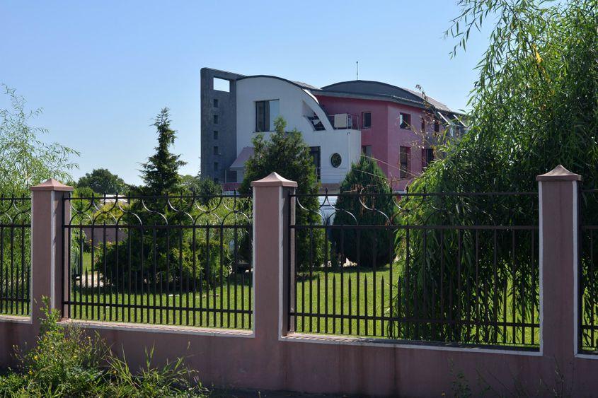 Această vilă din Jilava a fost ridicată, spun localnicii, de un vânzător de roșii.